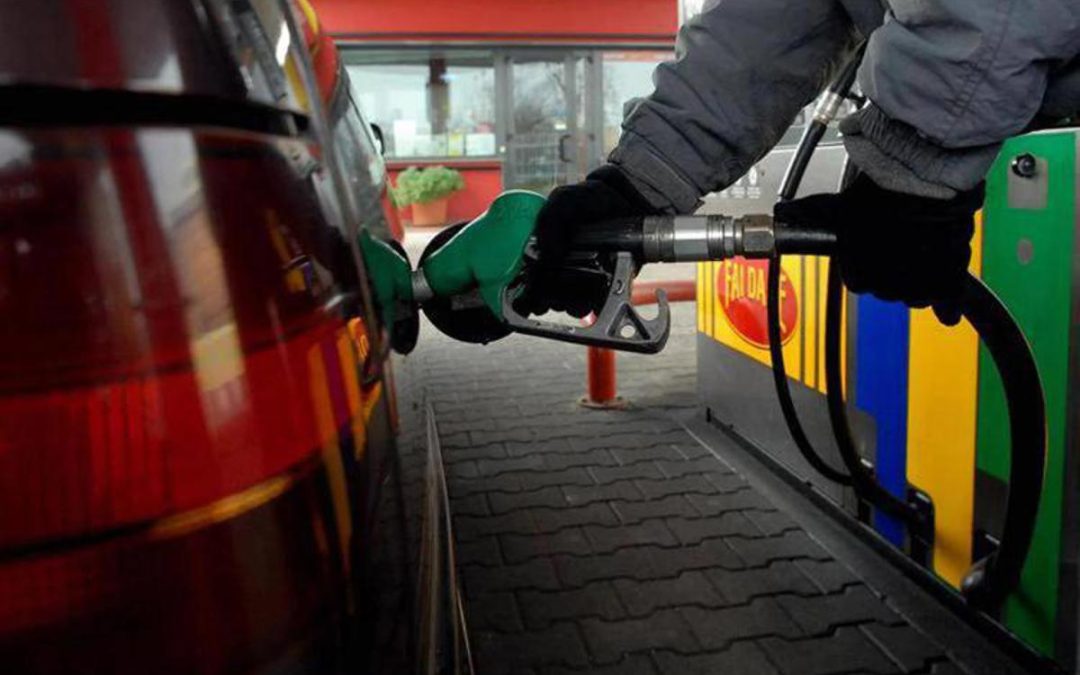 Carburanti, prezzo record per benzina: prezzo medio a 1,986 euro/l, gasolio a 2,074 euro/l