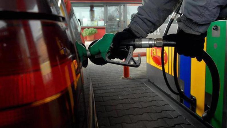 Carburanti, prezzo record per benzina: prezzo medio a 1,986 euro/l, gasolio a 2,074 euro/l