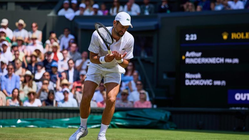 Wimbledon, Djokovic-Rinderknech finisce… con una doppia caduta