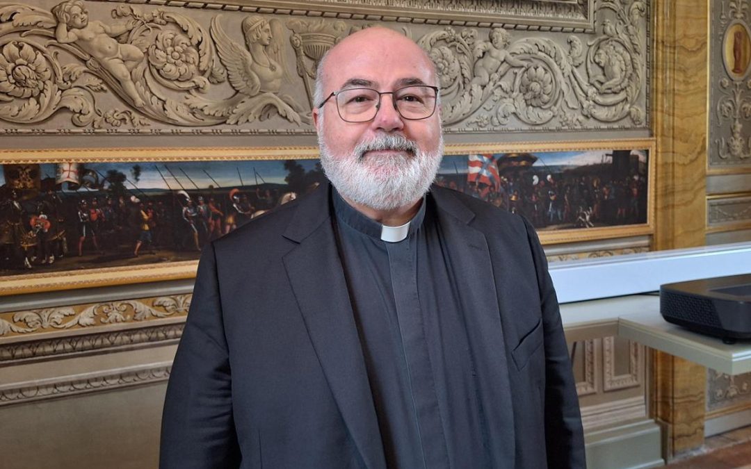 Salute, Angelelli (Cei): “Social e Ai comportano rischio danni mentali per i giovani”