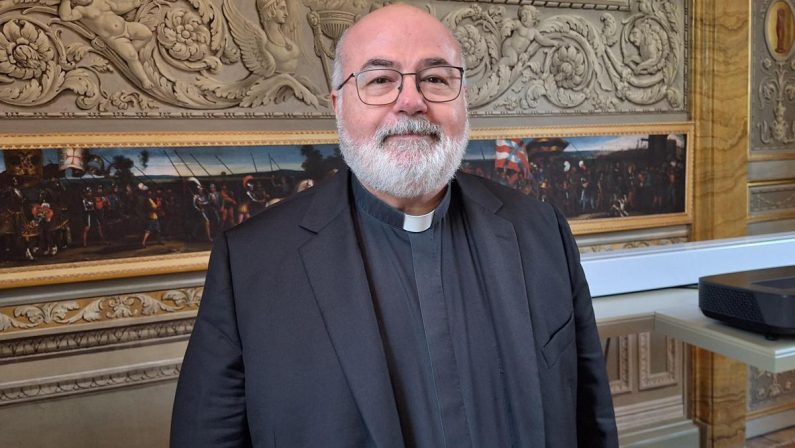 Salute, Angelelli (Cei): “Social e Ai comportano rischio danni mentali per i giovani”