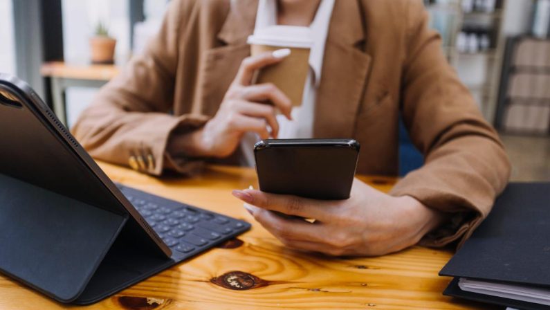 Donna più multitasking dell’uomo? La scienza smonta lo stereotipo: c’è una sola differenza