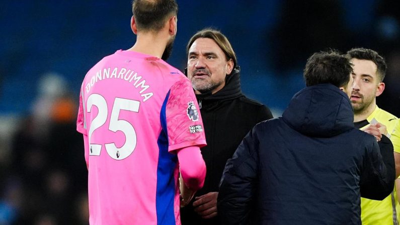 Il portiere finge infortunio? La squadra resta in 10 per 1 minuto, la nuova regola inglese