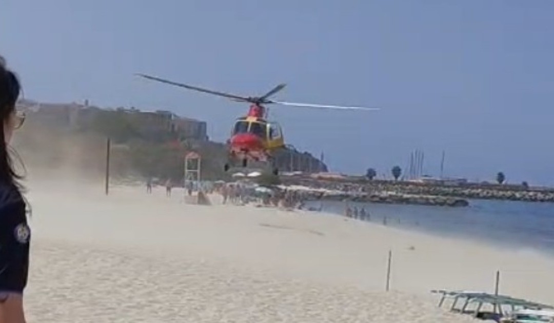 L'arrivo dell'elisoccorso in spiaggia
