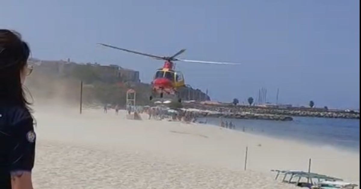 https://www.quotidianodelsud.it/wp-content/uploads/2026/07/elicottero-in-spiaggia.jpg