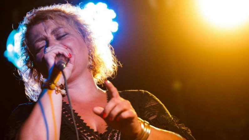 Musica, luce ed emancipazione, Elisa Brown torna con il singolo “Be free”