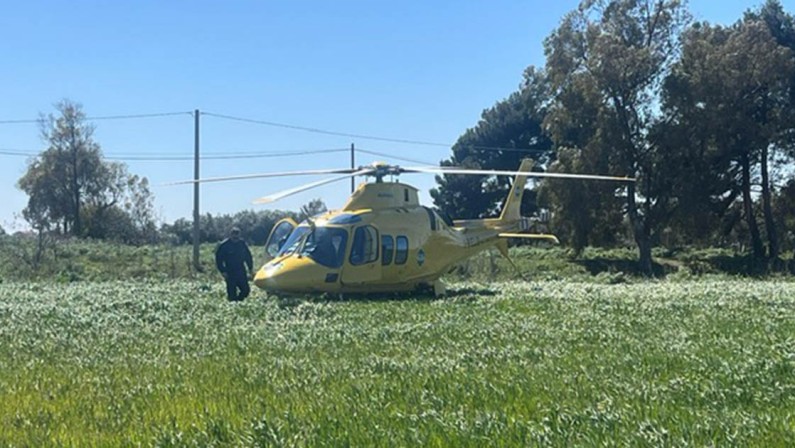 Cutro, eliambulanza in ritardo e senza carburante: odissea per un neonato