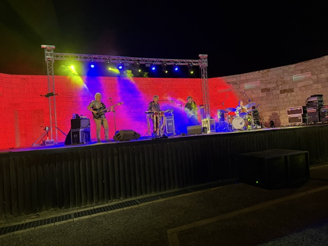 Tony Esposito strega Capocolonna: il viaggio sonoro tra miti, percussioni e l'omaggio a Pino Daniele infiamma Crotone