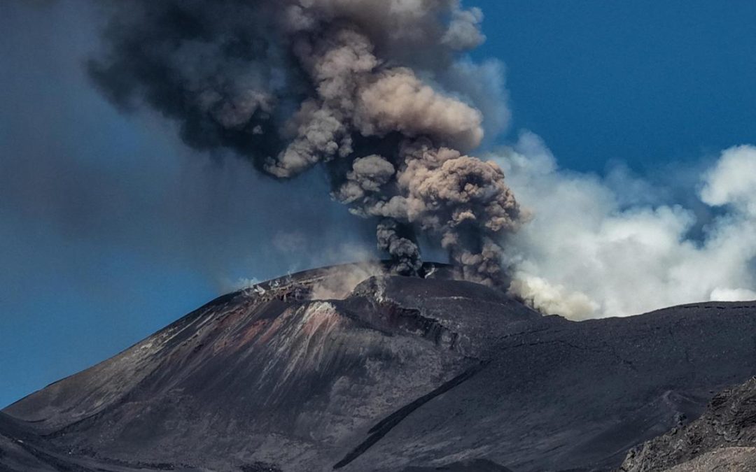 Nube di cenere sull’Etna, all’aeroporto di Catania sospese le attività di volo