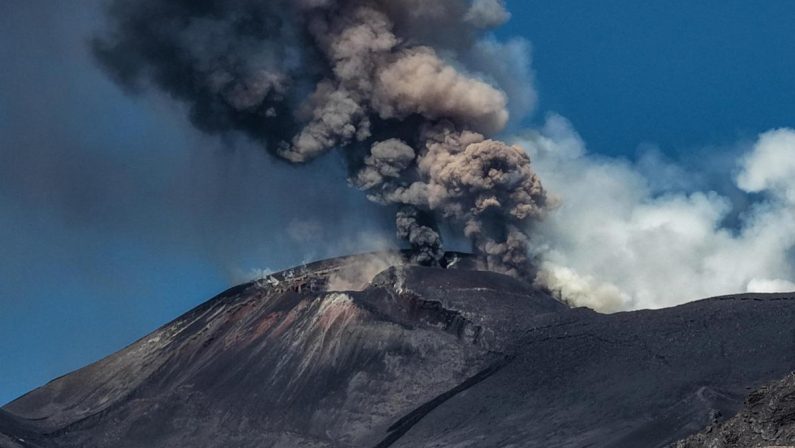 Nube di cenere sull’Etna, all’aeroporto di Catania sospese le attività di volo