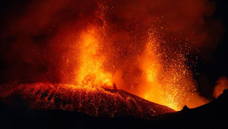 Etna, aeroporto Catania ancora chiuso: stop voli fino alle 14