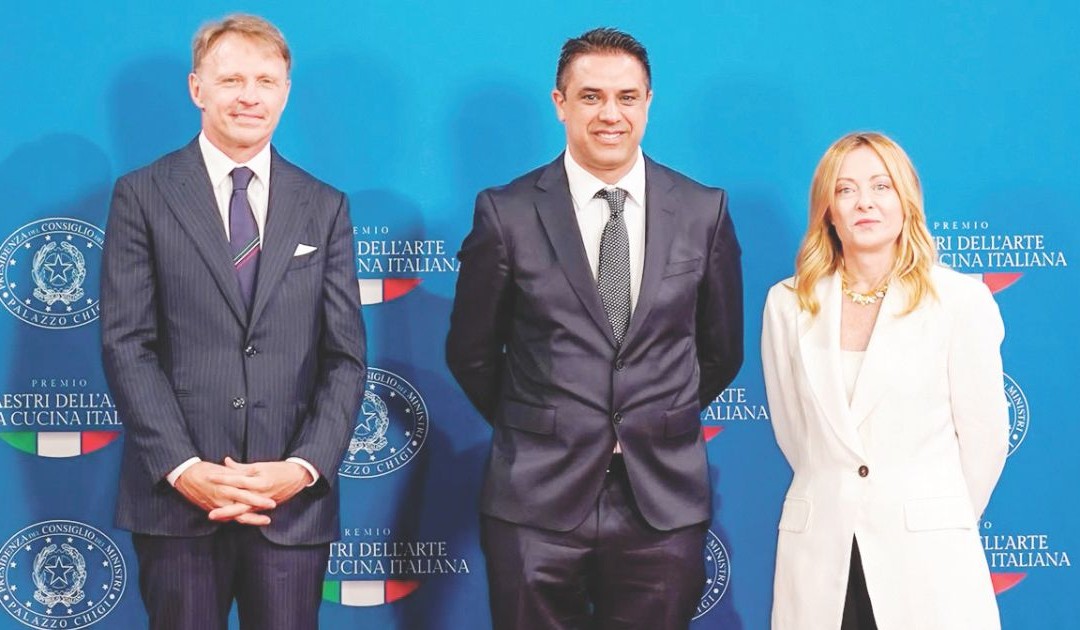 Eugenio Morrone al centro tra il ministro Francesco Lollobrigida e la presidente Giorgia Meloni