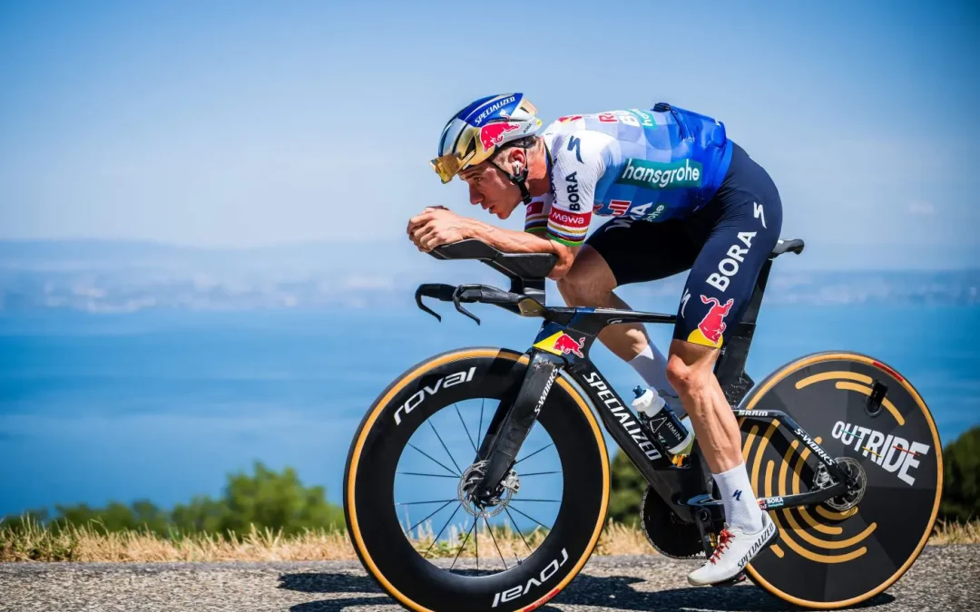 Evenepoel fa il bis al Tour e conquista la crono, Pogacar 2° e sempre in giallo