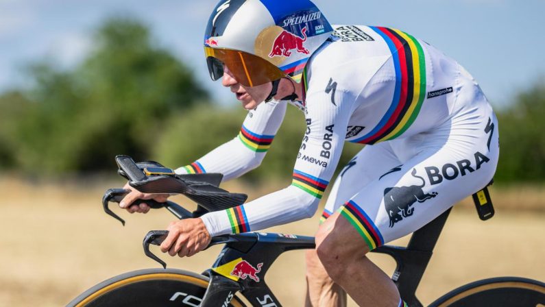 Tour de France, Evenepoel vince la cronometro della 16a tappa, Pogacar resta in maglia gialla