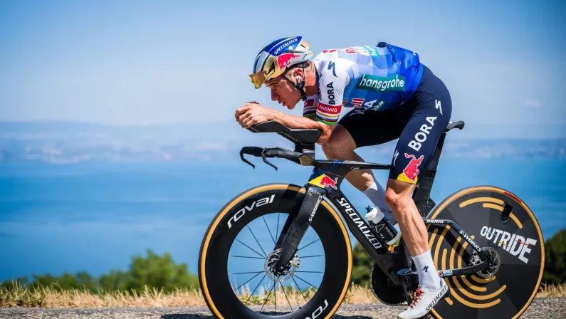 Evenepoel fa il bis al Tour e conquista la crono, Pogacar 2° e sempre in giallo