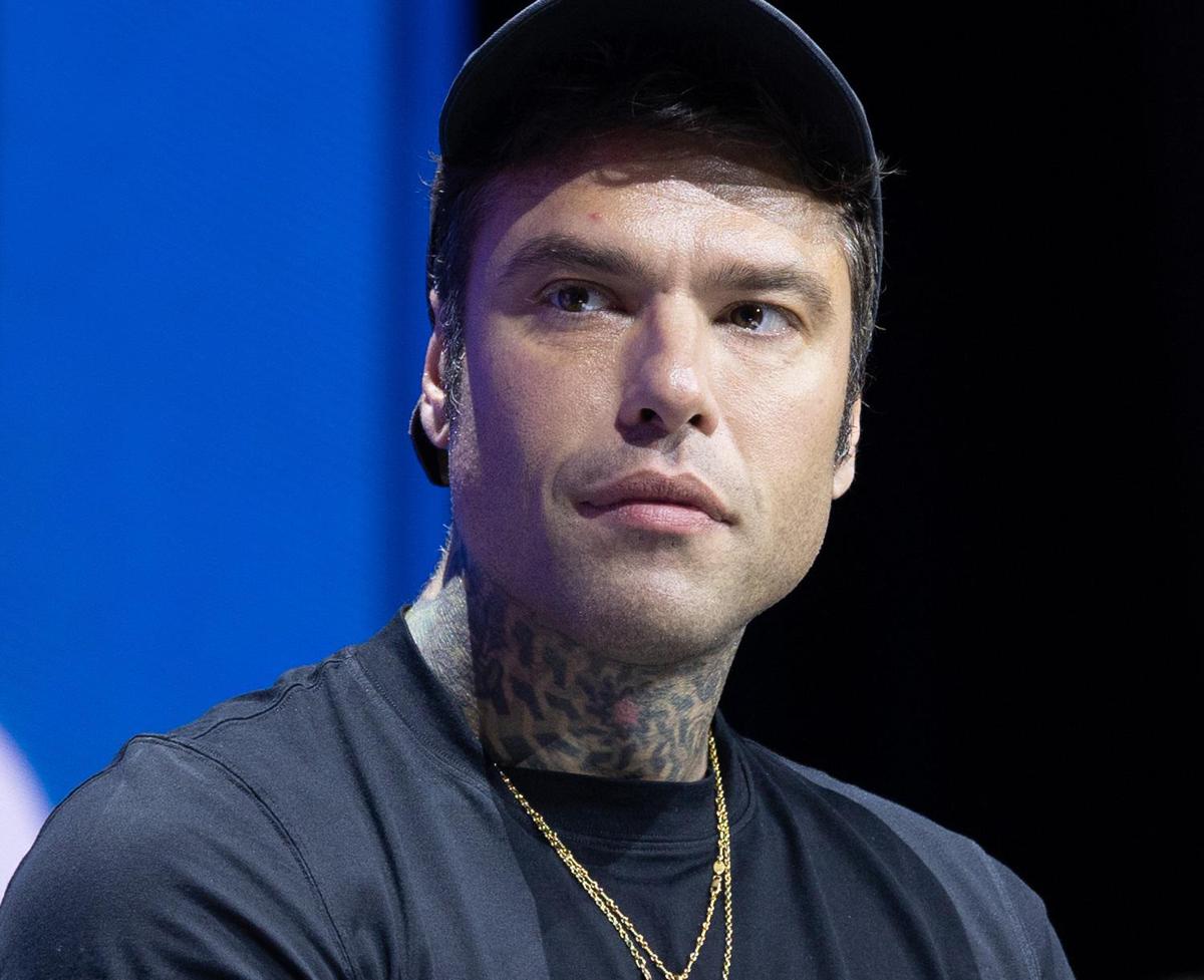 https://www.quotidianodelsud.it/wp-content/uploads/2026/07/fedez-serio-ipa-fg-1.jpeg