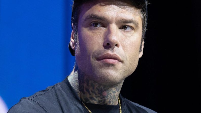 Fedez in pronto soccorso a Milano, rapper arrivato in ambulanza
