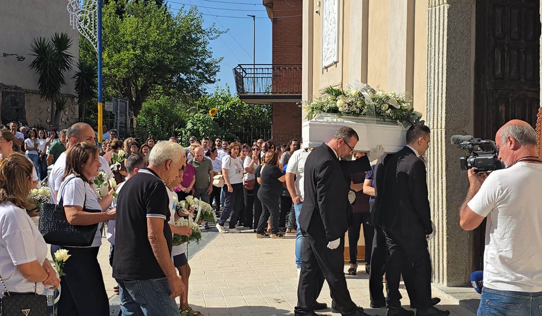 Il feretro di Alessio Pio all'ingresso della chiesa