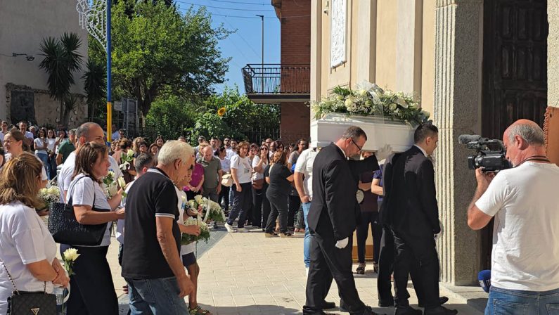 Il dolore ai funerali del piccolo Alessio Pio: «La speranza non muore»