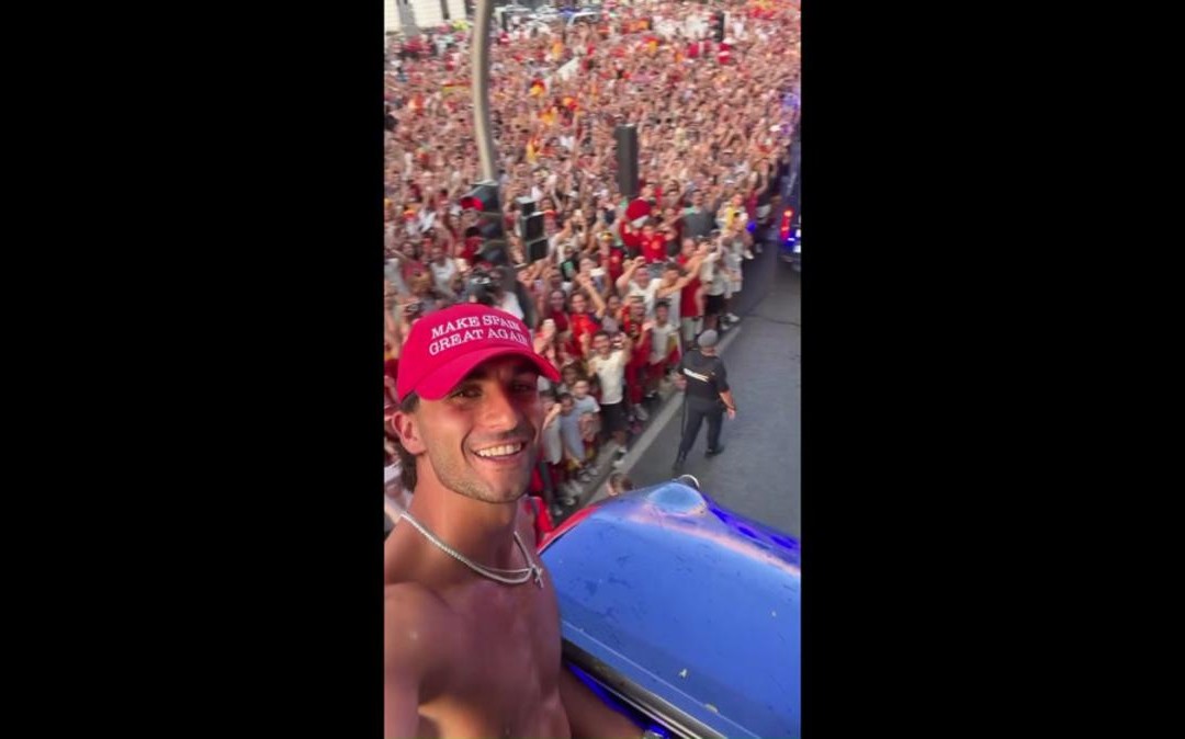 Ferran Torres, l’eroe dei Mondiali nella festa della Spagna col cappellino ‘stile Trump’