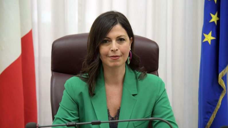 Rai, Floridia: “Mi dimetto da presidente della commissione di Vigilanza”. Lasciano tutti i membri d’opposizione