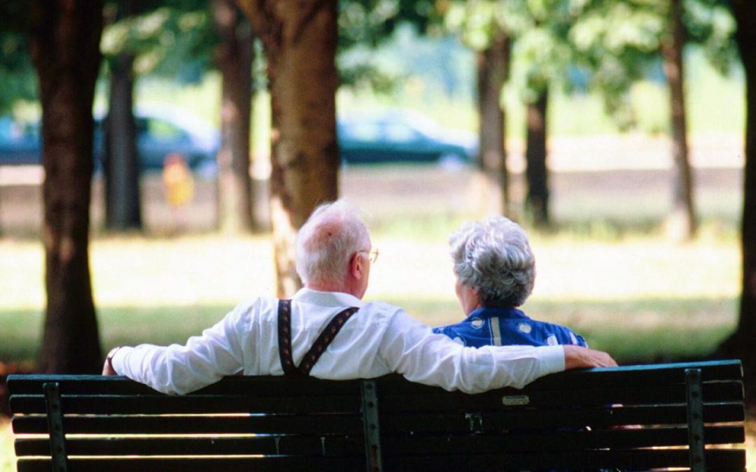 Edward e Annamaria, un amore senza limiti: ogni giorno 10 km a piedi per tenere la mano in Rsa