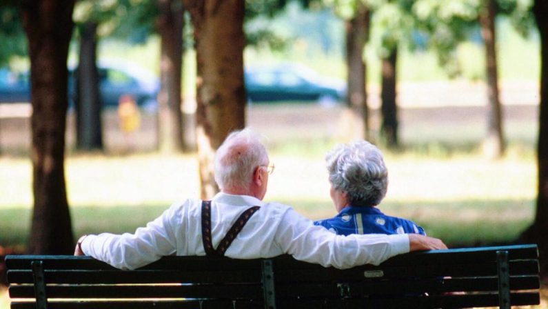 Edward e Annamaria, un amore senza limiti: ogni giorno 10 km a piedi per tenere la mano in Rsa