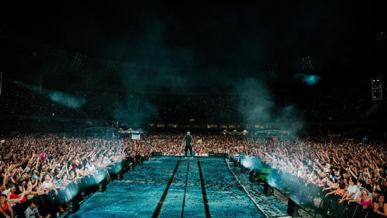 Max Pezzali conquista Milano, a San Siro brillano gli ‘anni d’oro’