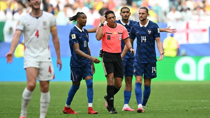 Francia-Inghilterra, gol annullato a Saka e rigore: proteste ai Mondiali