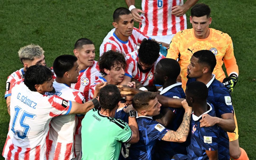 Paraguay-Francia, rissa in campo e Mbappé chiede un rosso