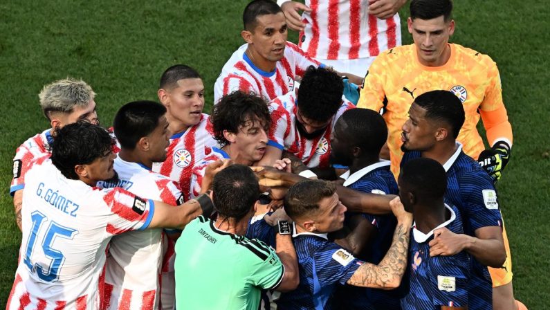 Paraguay-Francia, rissa in campo e Mbappé chiede un rosso