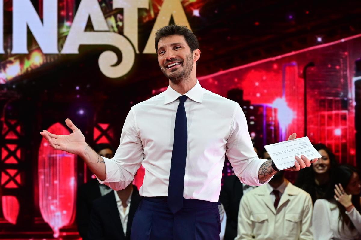 Palco del Teatro Ariston con luci e allestimento festivaliero, spazi vuoti dedicati alla gara, immagine di approfondimento