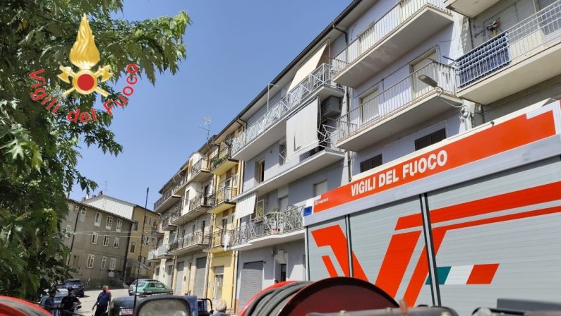 Paura a San Giovanni in Fiore, fuga di gas ed esplosione: 3 feriti