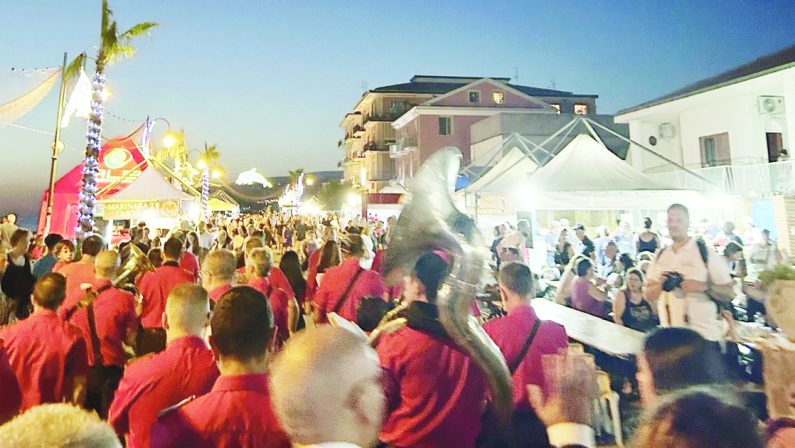 A Fuscaldo il Festival delle alici e la regata sul mare