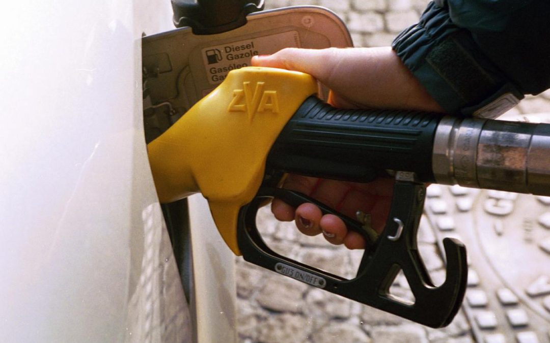 Benzina a un passo dai 2 euro, diesel torna a salire con forza: i prezzi dei carburanti oggi