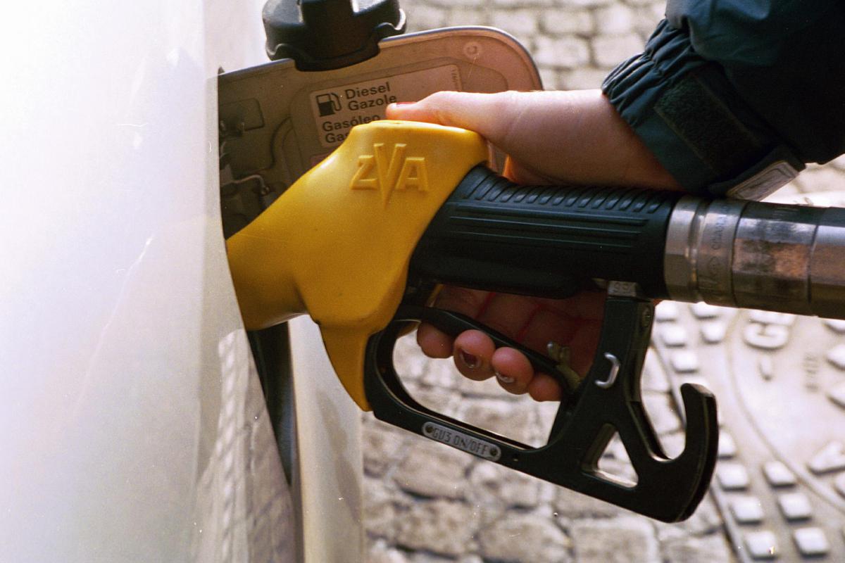 https://www.quotidianodelsud.it/wp-content/uploads/2026/07/gasolio-blu-diesel-pompa-di-benzina-benzinaio-carburanti-pompe-di-benziana.jpeg