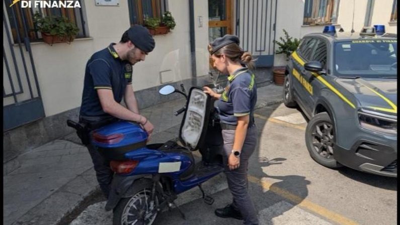 Sequestrati in tutta Italia migliaia di scooter illegali: venivano venduti come bici elettriche