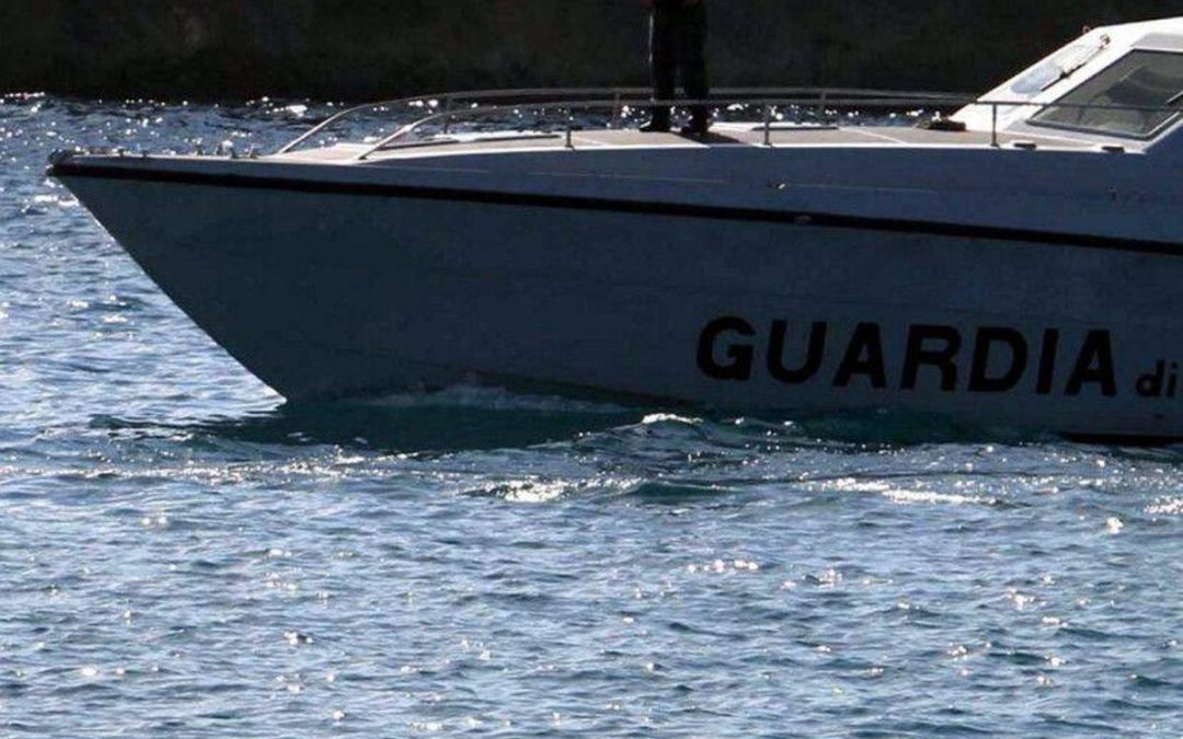 Bimba si tuffa da catamarano e si ferisce alla testa, salvata nelle acque davanti a Palmarola
