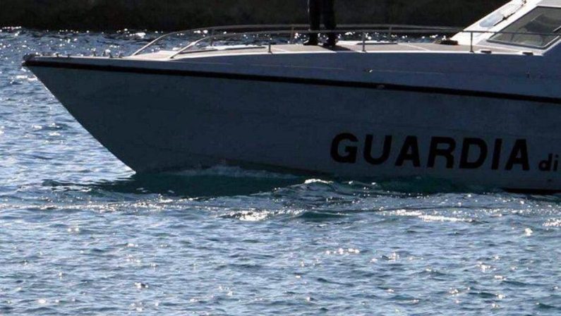 Bimba si tuffa da catamarano e si ferisce alla testa, salvata nelle acque davanti a Palmarola