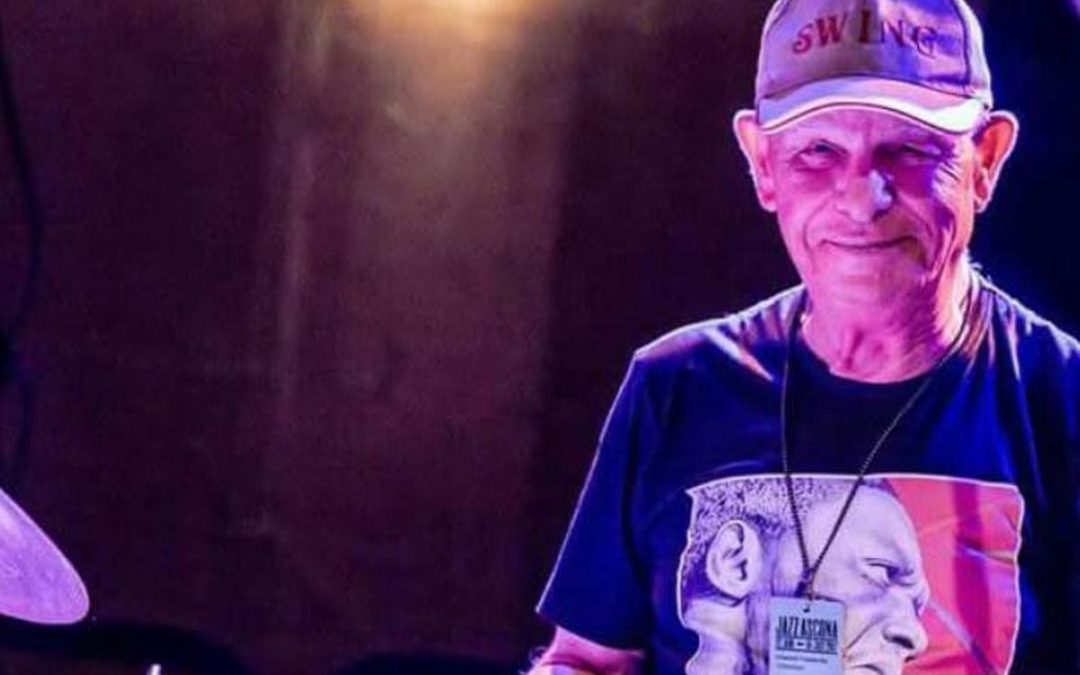 Addio a Gianni Cazzola, il batterista muore a 88 anni mentre suona sul palco