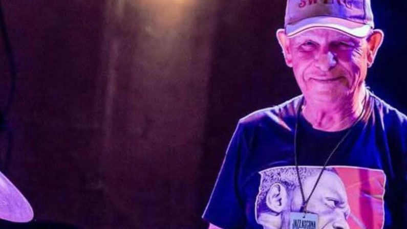 Addio a Gianni Cazzola, il batterista muore a 88 anni mentre suona sul palco