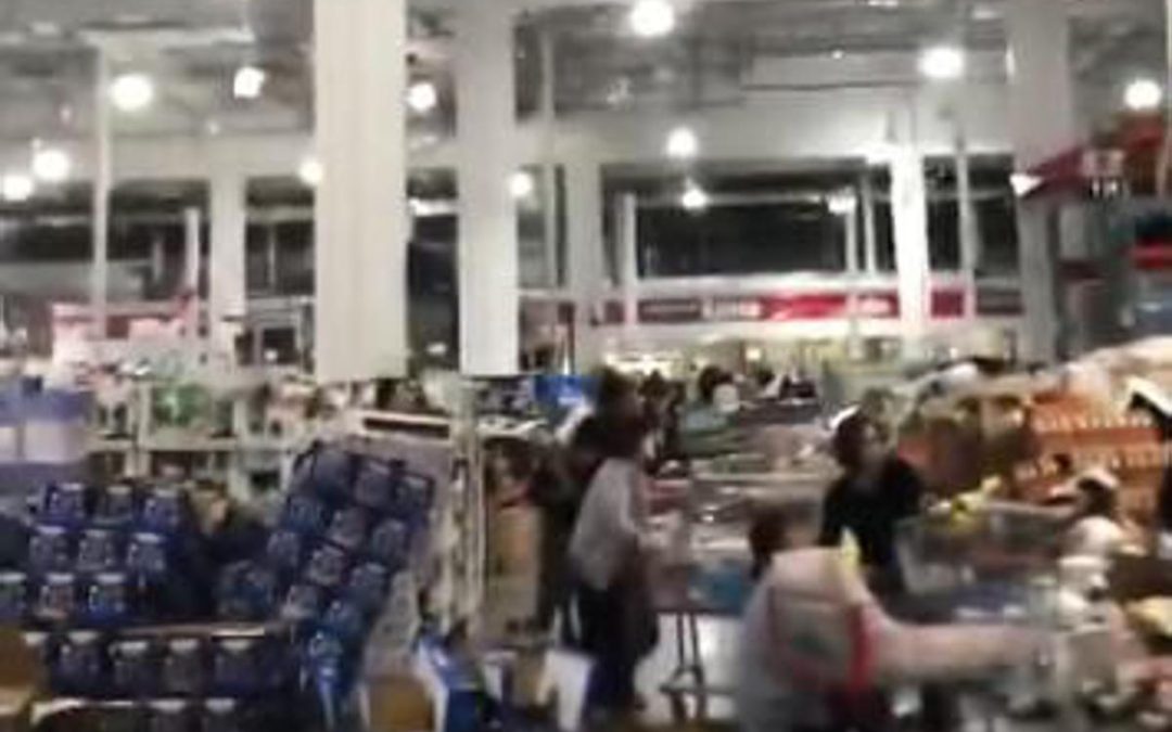 Terremoto Giappone, il negozio trema per la scossa