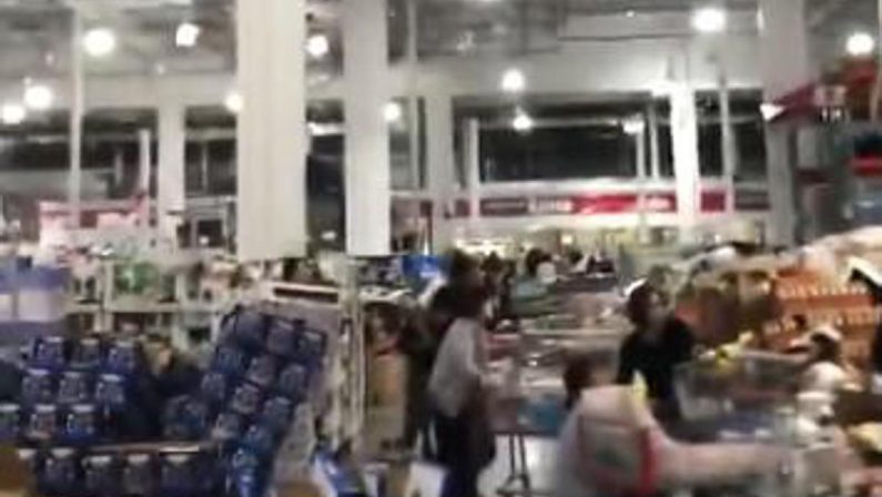 Terremoto Giappone, il negozio trema per la scossa