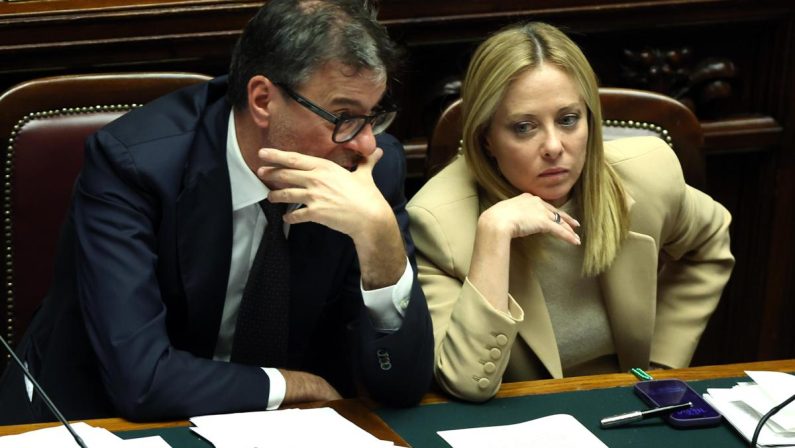 Caro carburanti, vertice Meloni-Giorgetti: ipotesi accise mobili