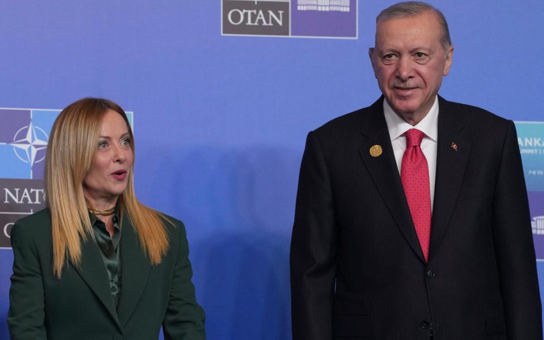 Vertice Nato, Erdogan regala una pistola ai leader. Meloni la porta in Italia protocollata come tutti gli altri doni