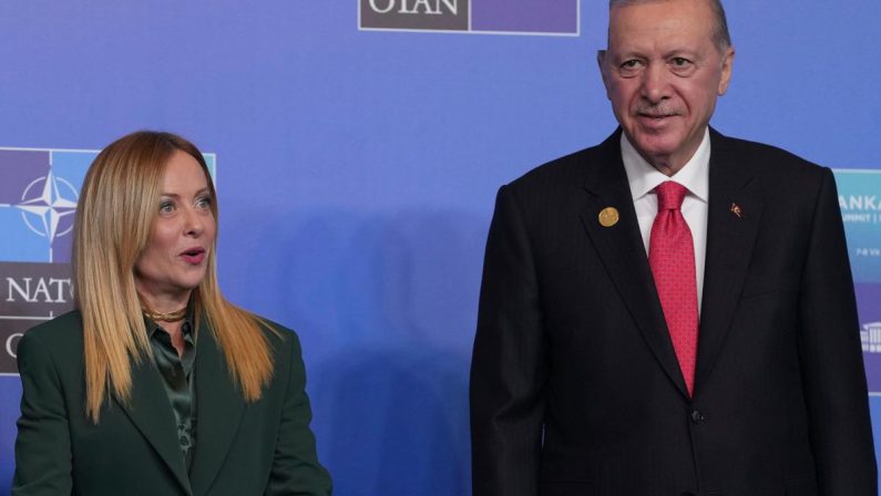 Vertice Nato, Erdogan regala una pistola ai leader. Meloni la porta in Italia protocollata come tutti gli altri doni