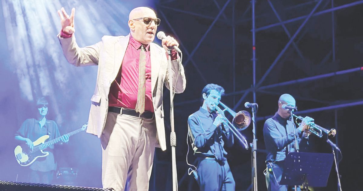 Giuliano Palma suona in un concerto a Cosenza durante il festival Invasioni, con il pubblico che balla e canta