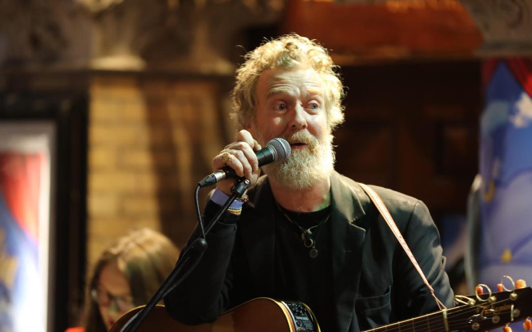 Addio a Glen Hansard, il cantautore premio Oscar morto in un incidente in moto