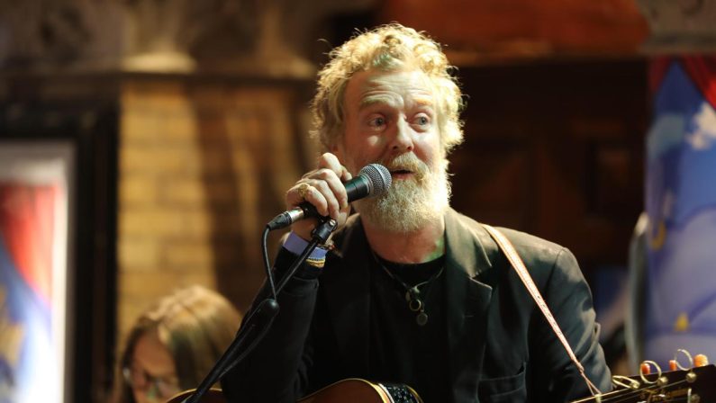 Addio a Glen Hansard, il cantautore premio Oscar morto in un incidente in moto