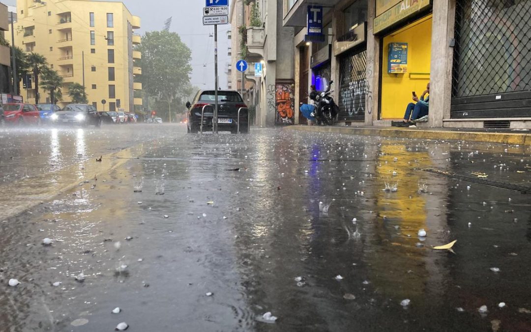 Tregua dal caldo record, inizia il maltempo estremo con temporali e grandine: come cambia il meteo